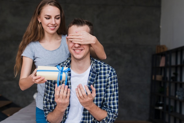 Foto grátis concurso mulher dando presente para homem