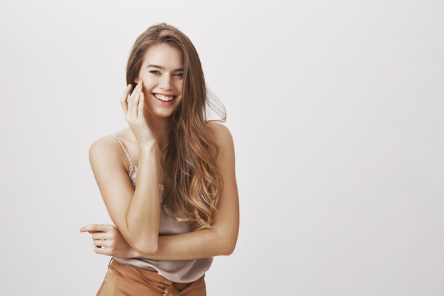 Foto grátis concurso mulher sorridente tocando a bochecha e rindo