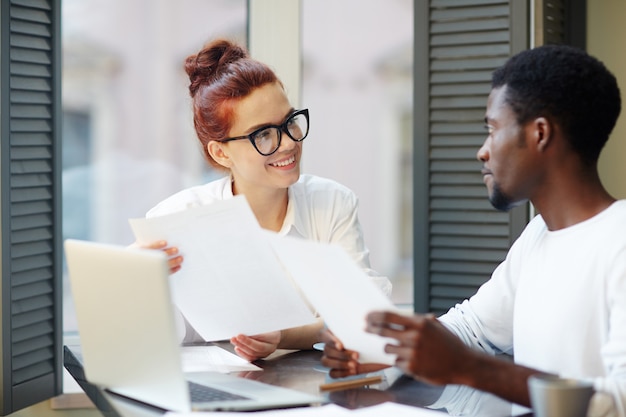 Condução de negociações com parceiro de negócios