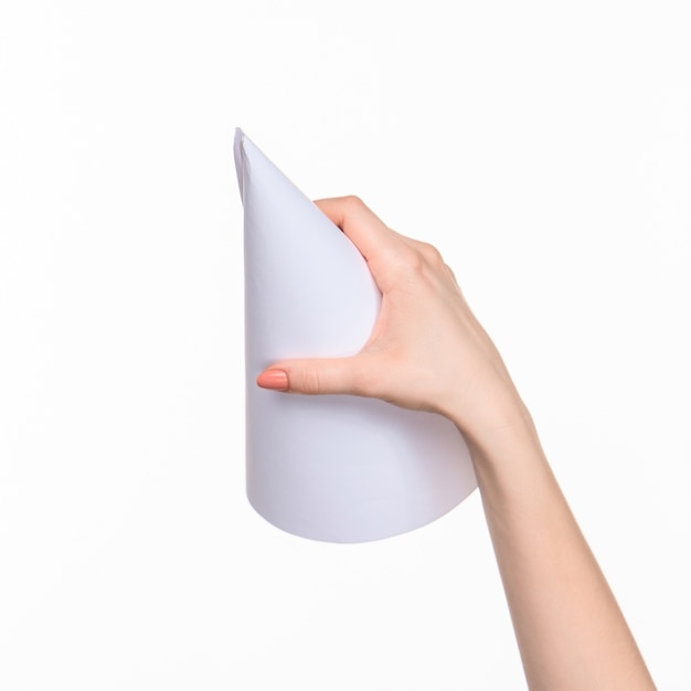 cone branco dos adereços nas mãos femininas sobre fundo branco com sombra direita