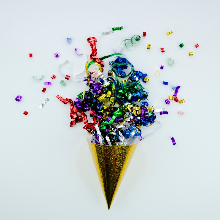 Foto grátis cone de ouro bonito cheio de fitas coloridas