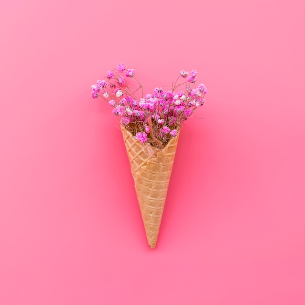 Cone de waffle com flores rosa