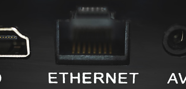 Conectando o cabo de rede, vista de perto do conector ethernet