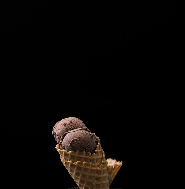Cones de espaço para texto com bolas de sorvete de chocolate