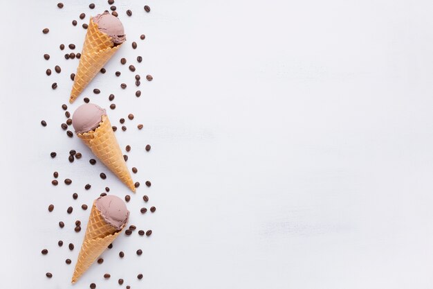 Cones de sorvete de chocolate com espaço para texto