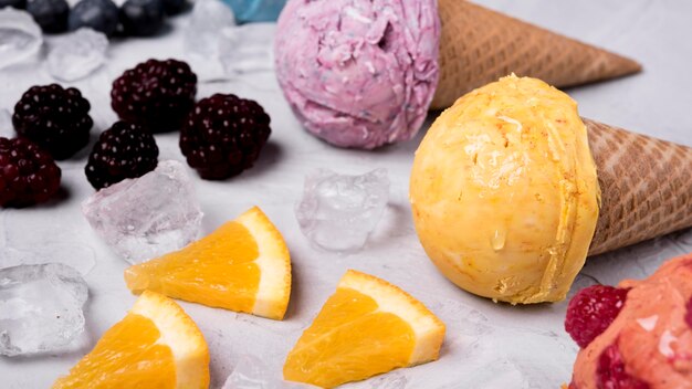 Cones de sorvete saboroso close-up em cima da mesa