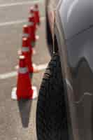 Foto grátis cones de trânsito e carro para teste de carteira de motorista