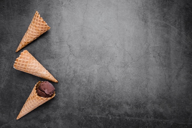 Foto grátis cones de vista superior para sorvete na mesa