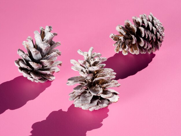 Foto grátis cones gelados em fundo rosa