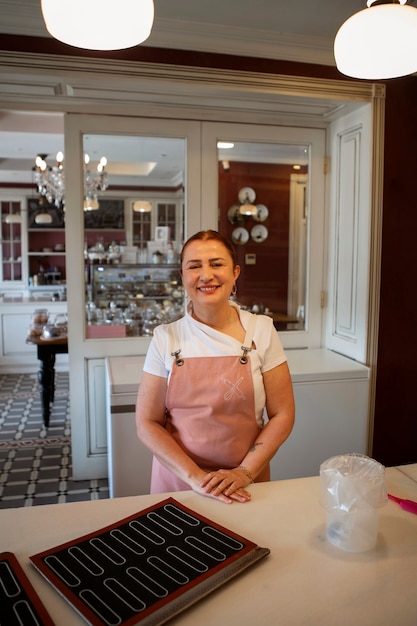 Confeiteiro feminino com chocolate na pastelaria