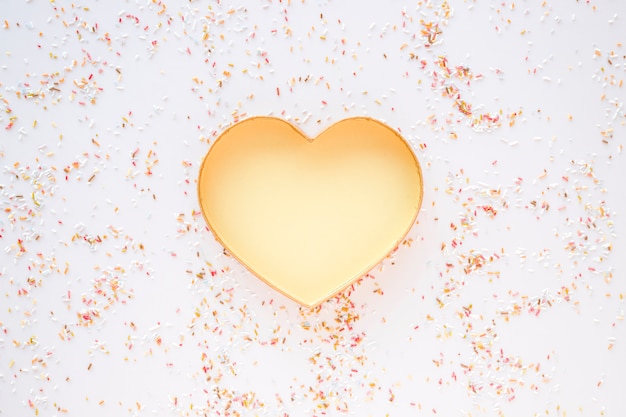 Foto grátis confete em torno do coração de ouro