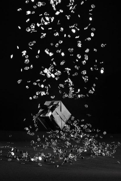 Foto grátis confete preto e arranjo de presente