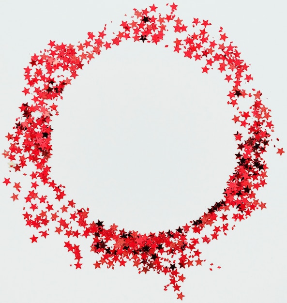 Foto grátis confetes de estrelas vermelhas redondo quadro