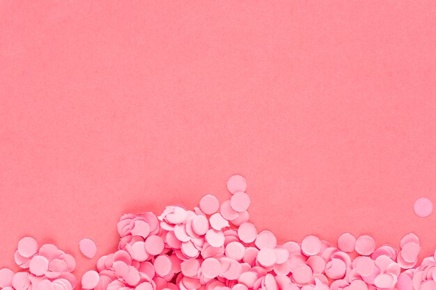 Confetti de papel rosa em rosa