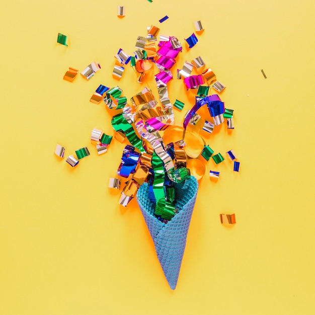 Foto grátis confetti em cone de waffle