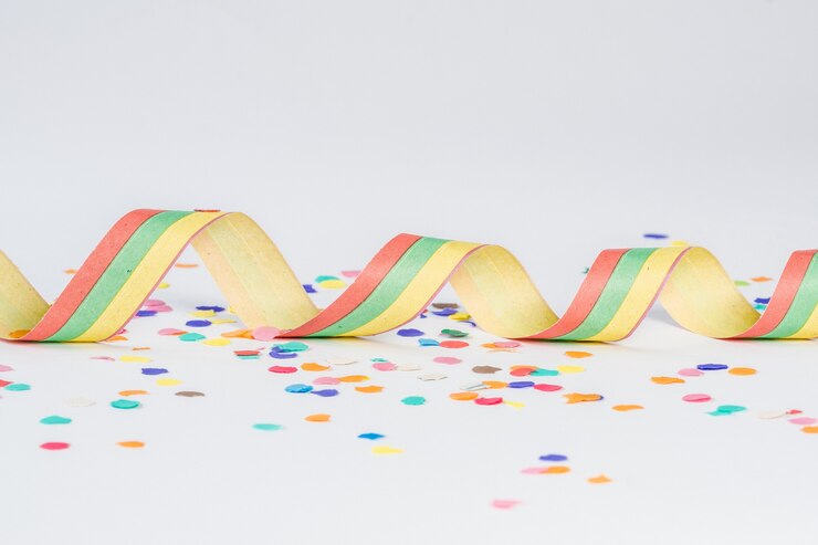 Foto grátis confettis de papel colorido em uma superfície branca