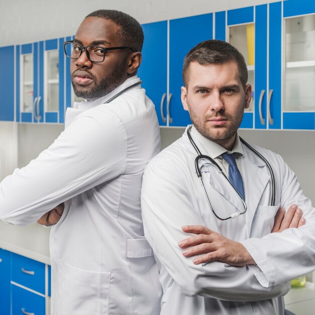 Confiantes homens medicos com braços cruzados