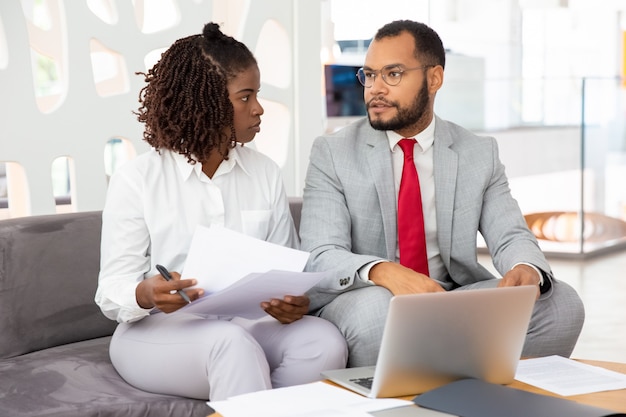 Confiantes jovens empresários falando durante reunião