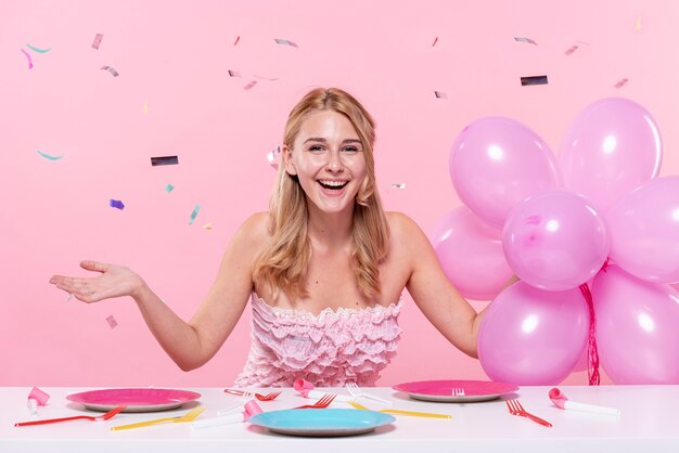 Configuração de mesa de festa com mulher bonita