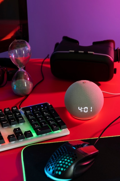 Configuração de mesa de jogos de néon com iluminação gradiente com teclado