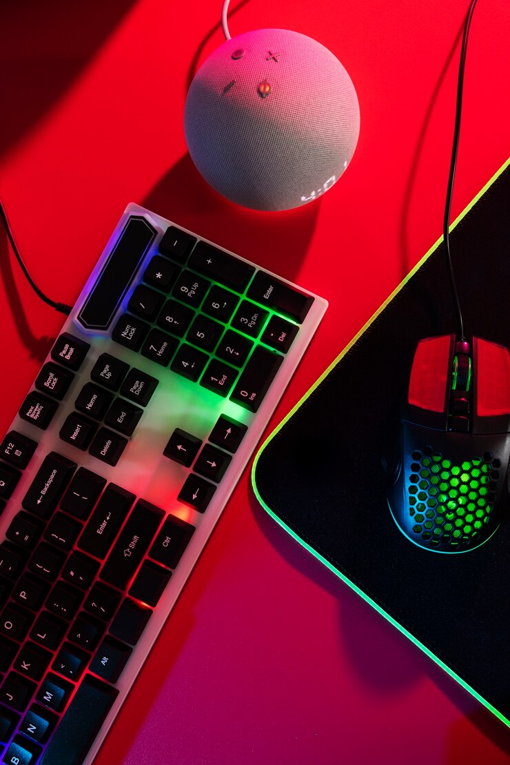 Foto grátis configuração de mesa de jogos de néon com iluminação gradiente com teclado