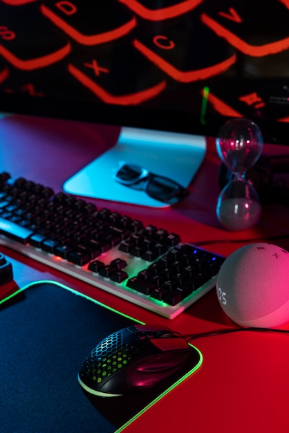 Configuração de mesa de jogos de néon com iluminação gradiente com teclado