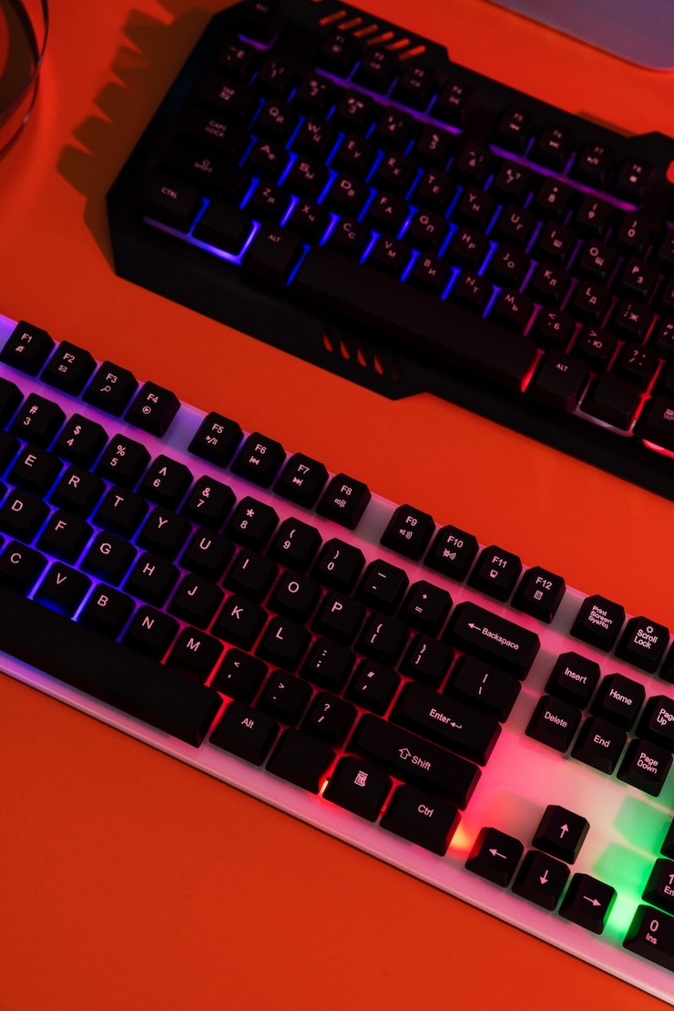 Foto grátis configuração de mesa de jogos de néon com iluminação gradiente com teclado
