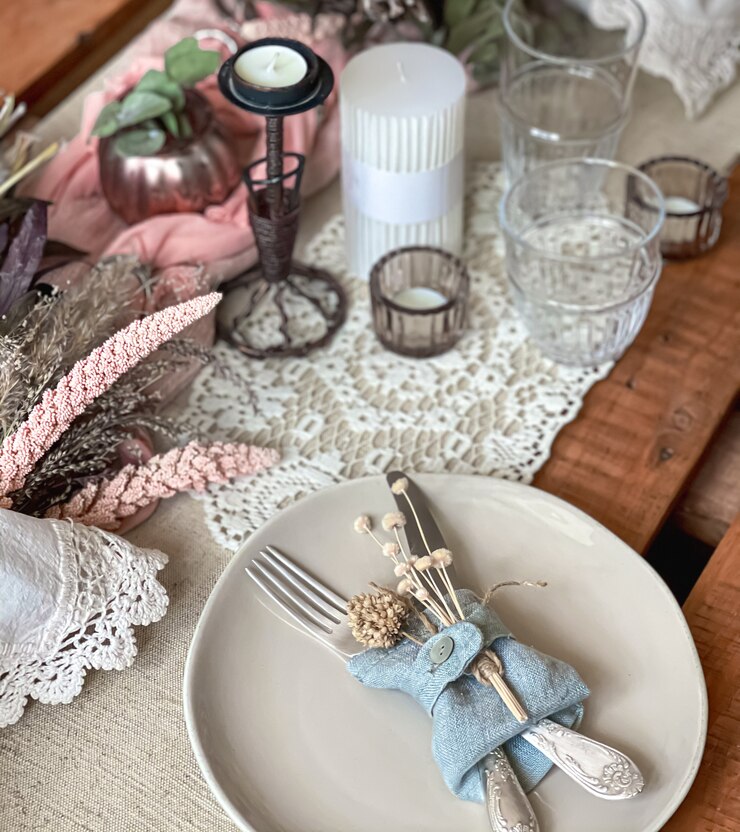 Foto grátis configuração de mesa festiva com ramos de flores secas e elementos decorativos.