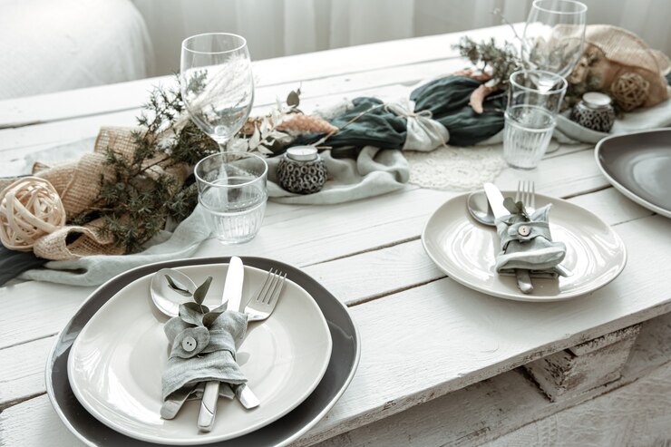 Foto grátis configuração de mesa festiva em casa com detalhes decorativos escandinavos close-up.
