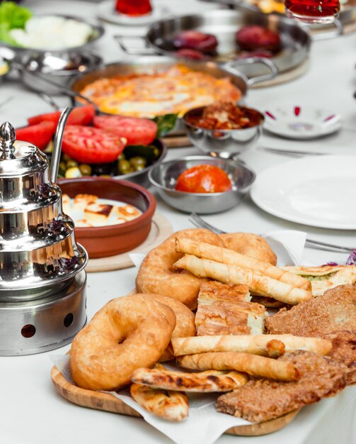 configuração de pequeno-almoço turco com prato de pastelaria com dedo bourak e donuts