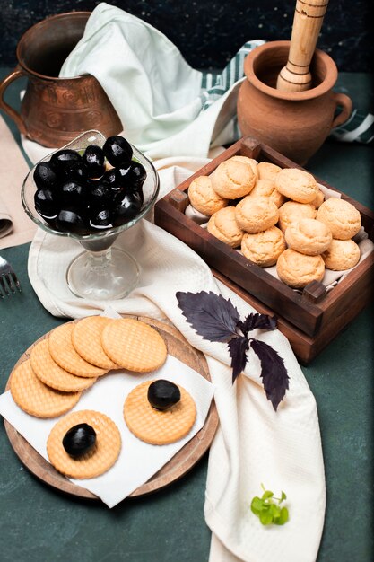 Confiture de noz tradicional preto com biscoitos e biscoitos