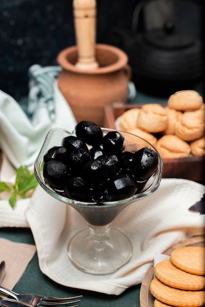 Foto grátis confiture de noz tradicional preto em uma jarra de vidro