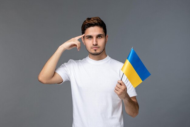 Conflito russo da Ucrânia, cara bonito e corajoso de camisa branca pensando e focado
