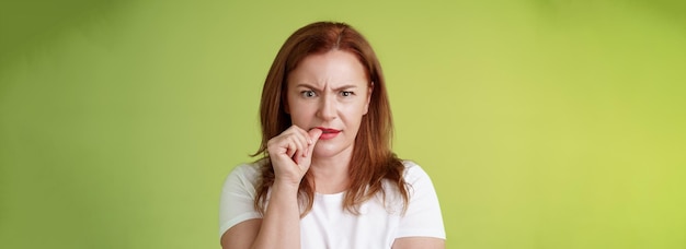 Foto grátis confusa, confusa, ruiva, mãe de meia-idade, perplexa, olhar preocupada, resolver uma situação problemática.