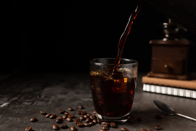 Foto grátis congele o café preto em um vidro na tabela de madeira.