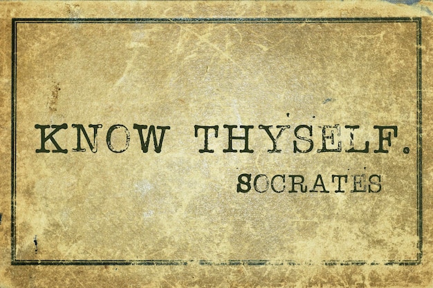 Conheça a si mesmo - citação de sócrates do filósofo grego antigo impressa em papelão grunge vintage