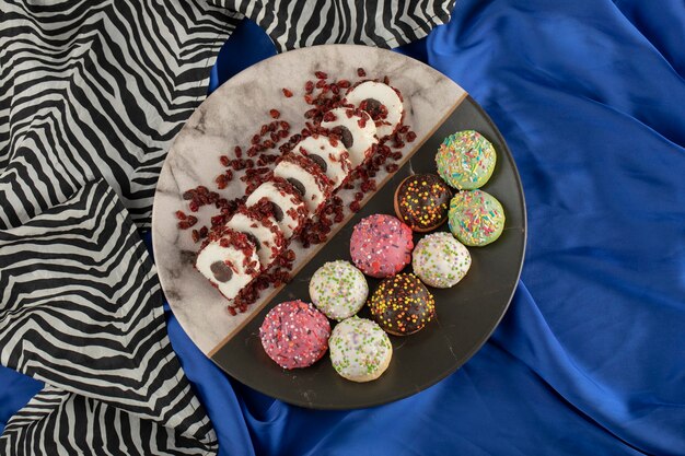 Conjunto colorido de pequenos donuts doces em um prato.