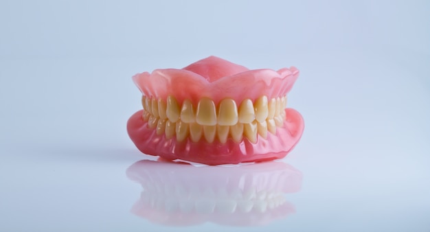 Conjunto completo de dentadura acrílica isolado no fundo branco