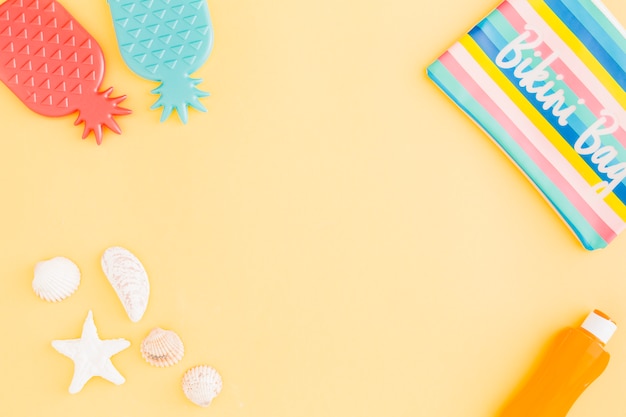 Conjunto de acessórios de férias de verão praia em fundo amarelo