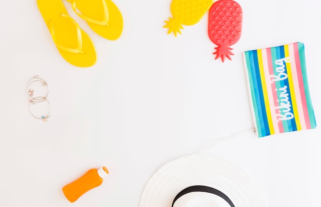 Foto grátis conjunto de acessórios de férias exóticas de praia de verão em fundo branco