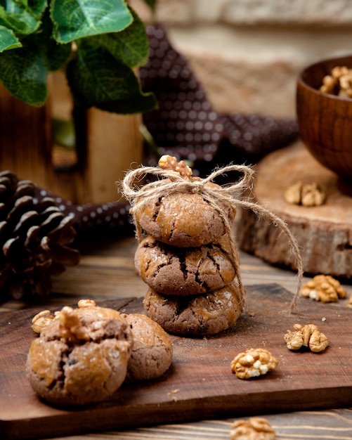 Conjunto de biscoitos na placa de madeira