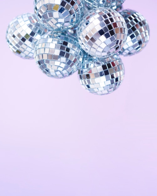 Conjunto de bolas de discoteca prata com espaço de cópia