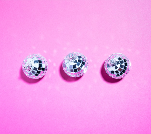 Foto grátis conjunto de bolas de prata ornamento