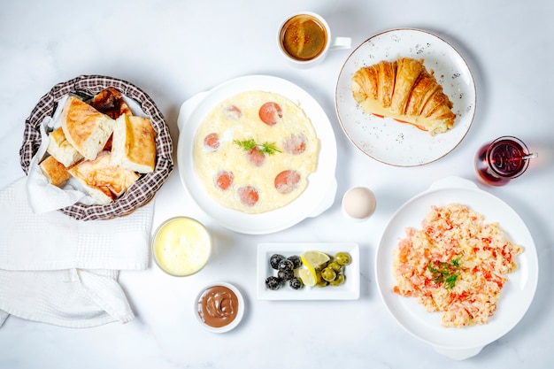 Conjunto de café da manhã com vários alimentos, vista superior