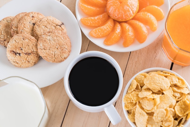 Foto grátis conjunto de café da mesa