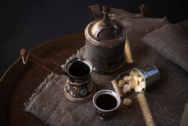 Conjunto de cafeteira vintage de alto ângulo