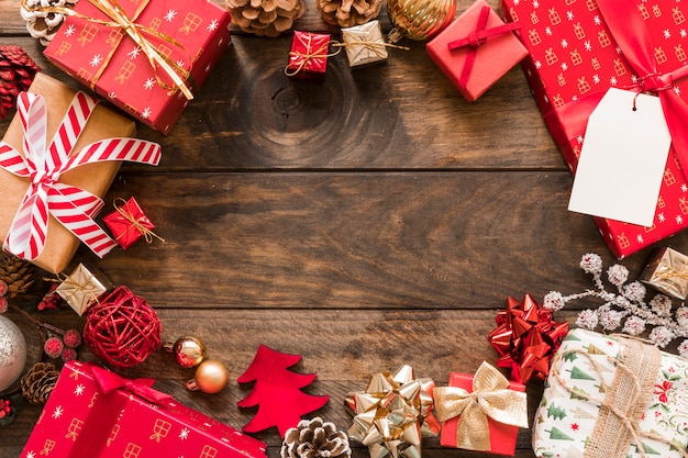 Conjunto de caixas de presentes em envoltórios de Natal perto de senhos de ornamento