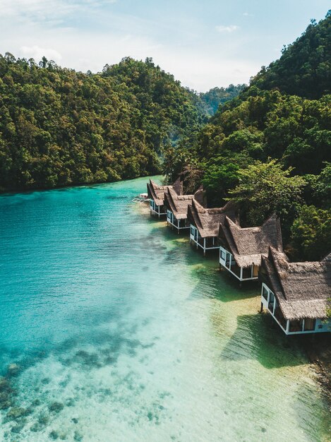 Conjunto de casas à beira-mar sob o céu azul