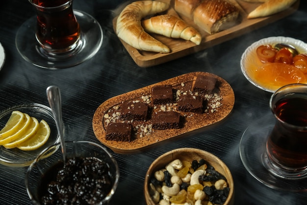 Conjunto de chá com frutos secos, limão, nozes, compotas e pastéis