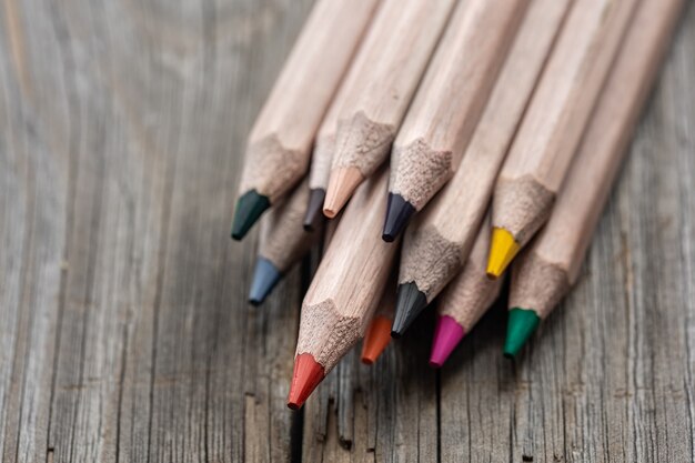 Conjunto de close-up de lápis de cor para desenhar no fundo desfocado.